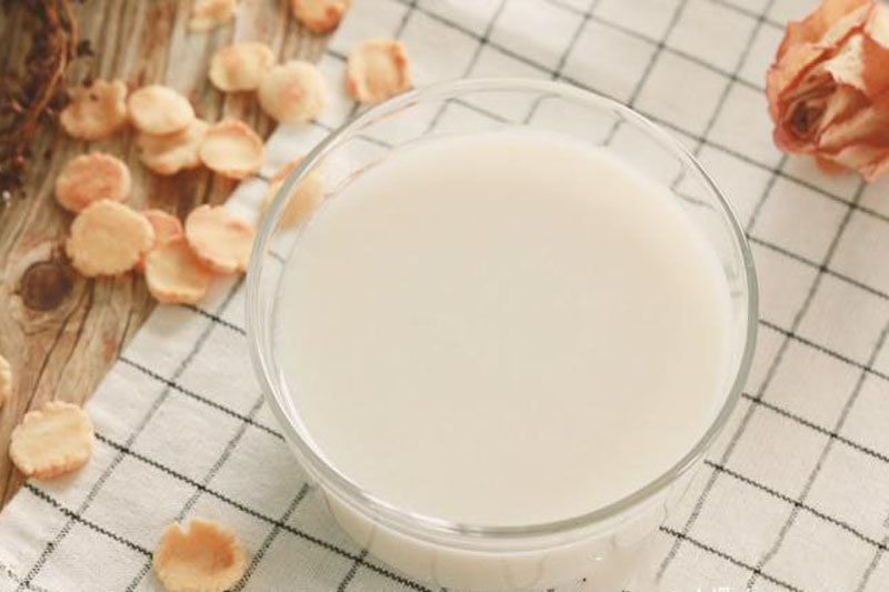 奶粉加點兒(ér)藕粉，調一(yī)碗藕粉牛奶羹，喝(hē)一(yī)口，奶香滑糯，寶寶愛(ài)吃(chī)